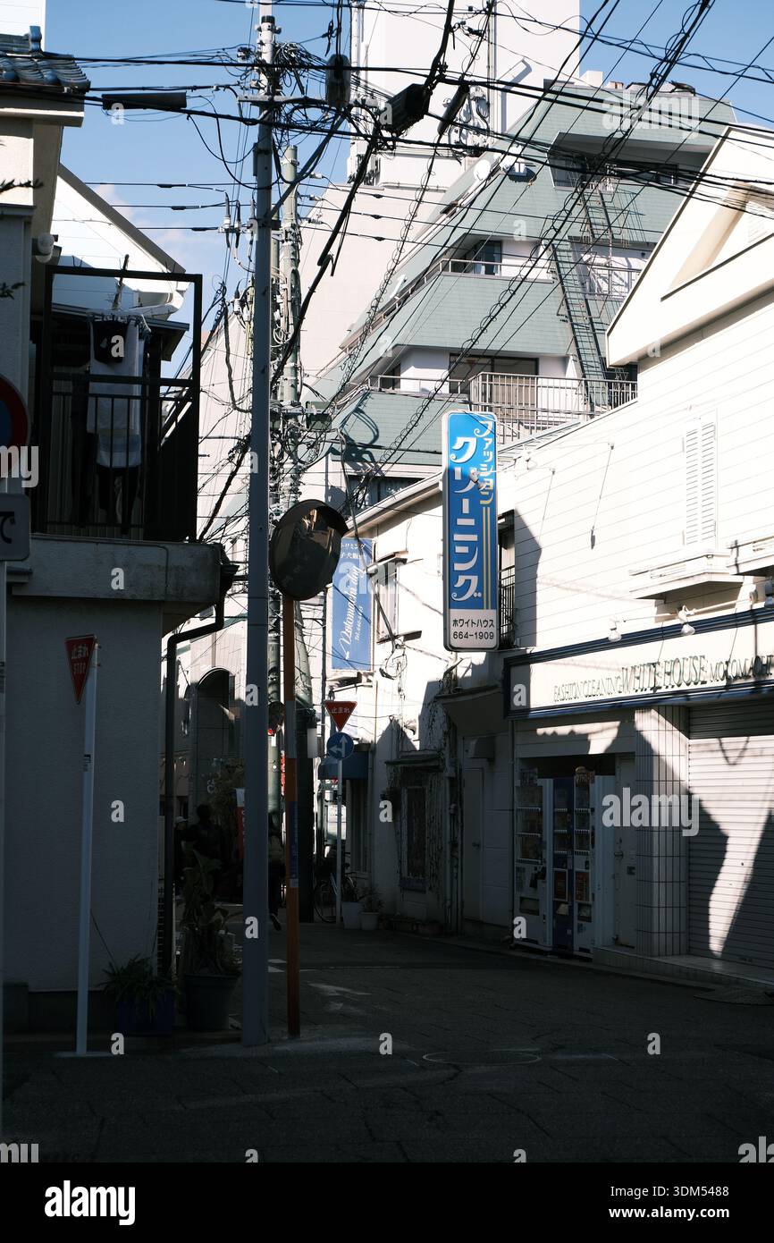 Alley, Japan, Street, palo, linee elettriche, cartello, lavaggio a secco, aree urbane, quartiere, locale Foto Stock