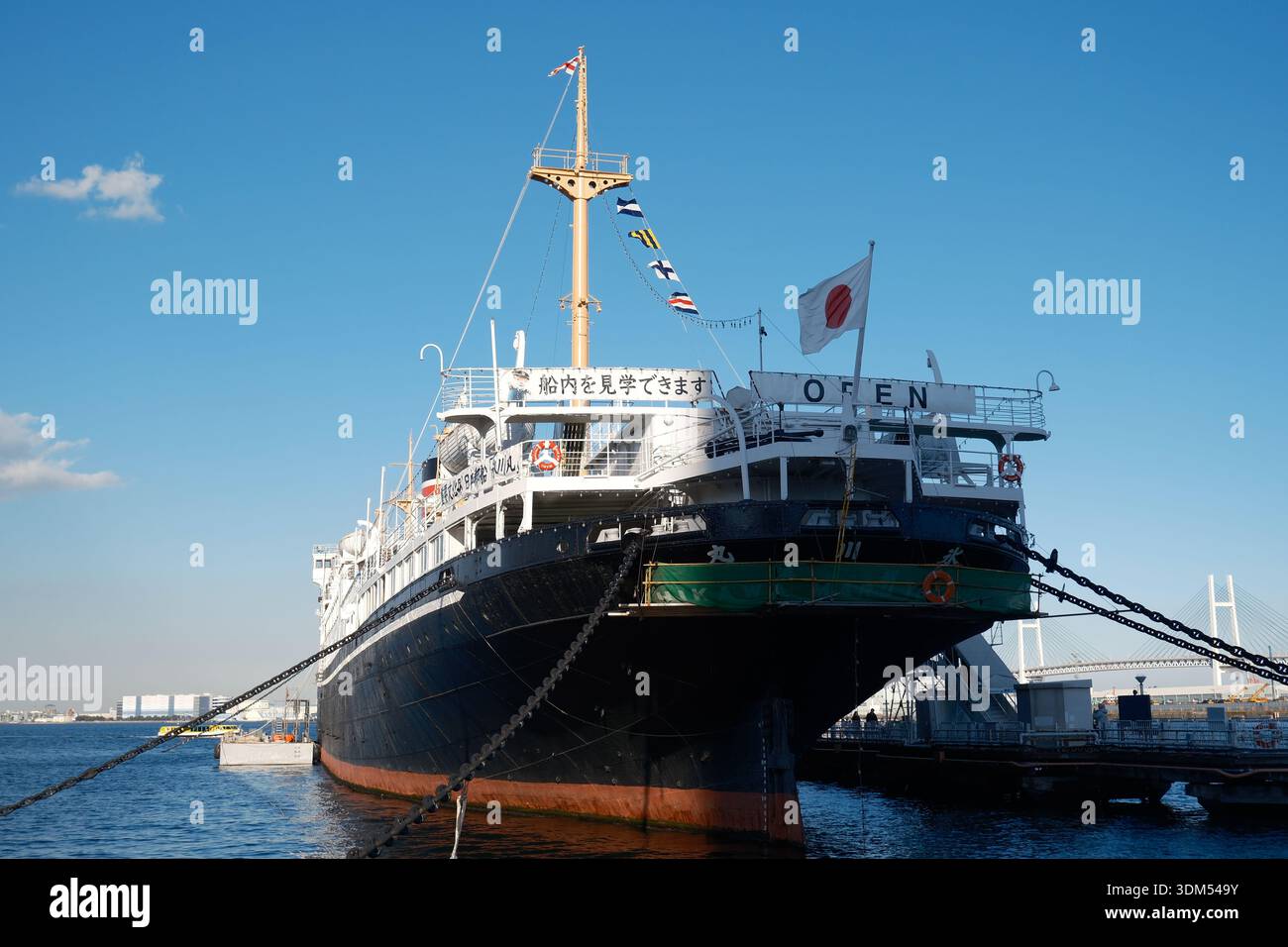 Dettagli dello storico Ocean Liner Hikawa Maru con il suo iconico imbuto a righe rosse a Yokohama Foto Stock