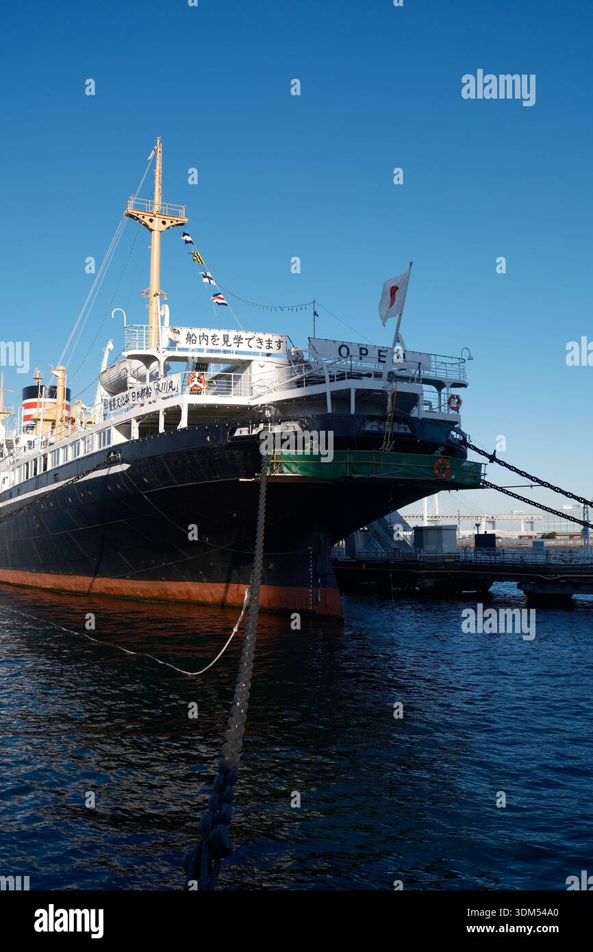 Dettagli dello storico Ocean Liner Hikawa Maru con il suo iconico imbuto a righe rosse a Yokohama Foto Stock