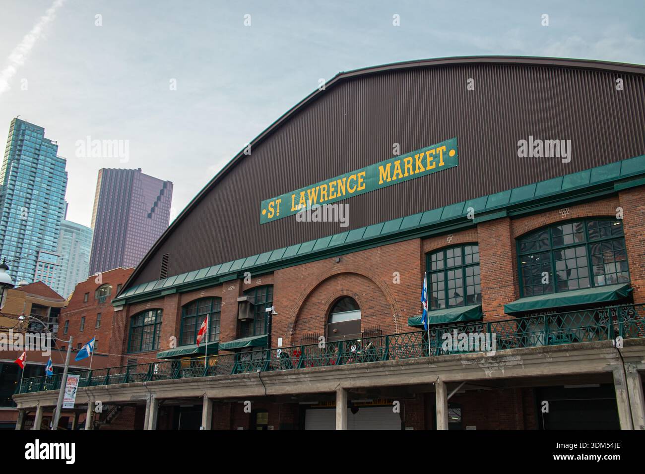 Vista esterna dell'iconico mercato di St. Lawrence nel centro di Toronto, con la sua architettura in mattoni e la segnaletica verde. Foto Stock