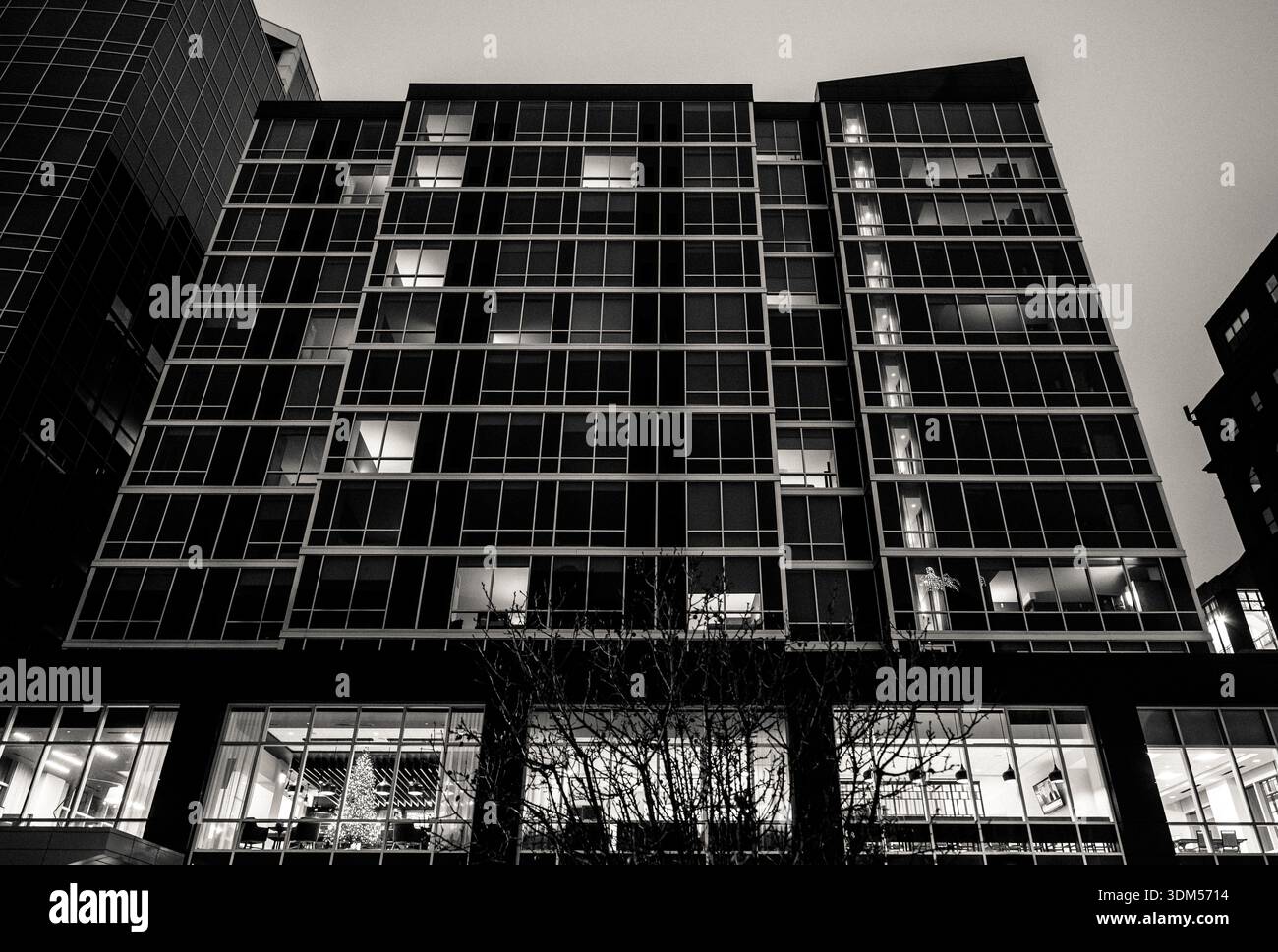 La facciata di un hotel moderno il 27 dicembre 2025 nel centro di Grand Rapids, Michigan, Stati Uniti. Foto Stock