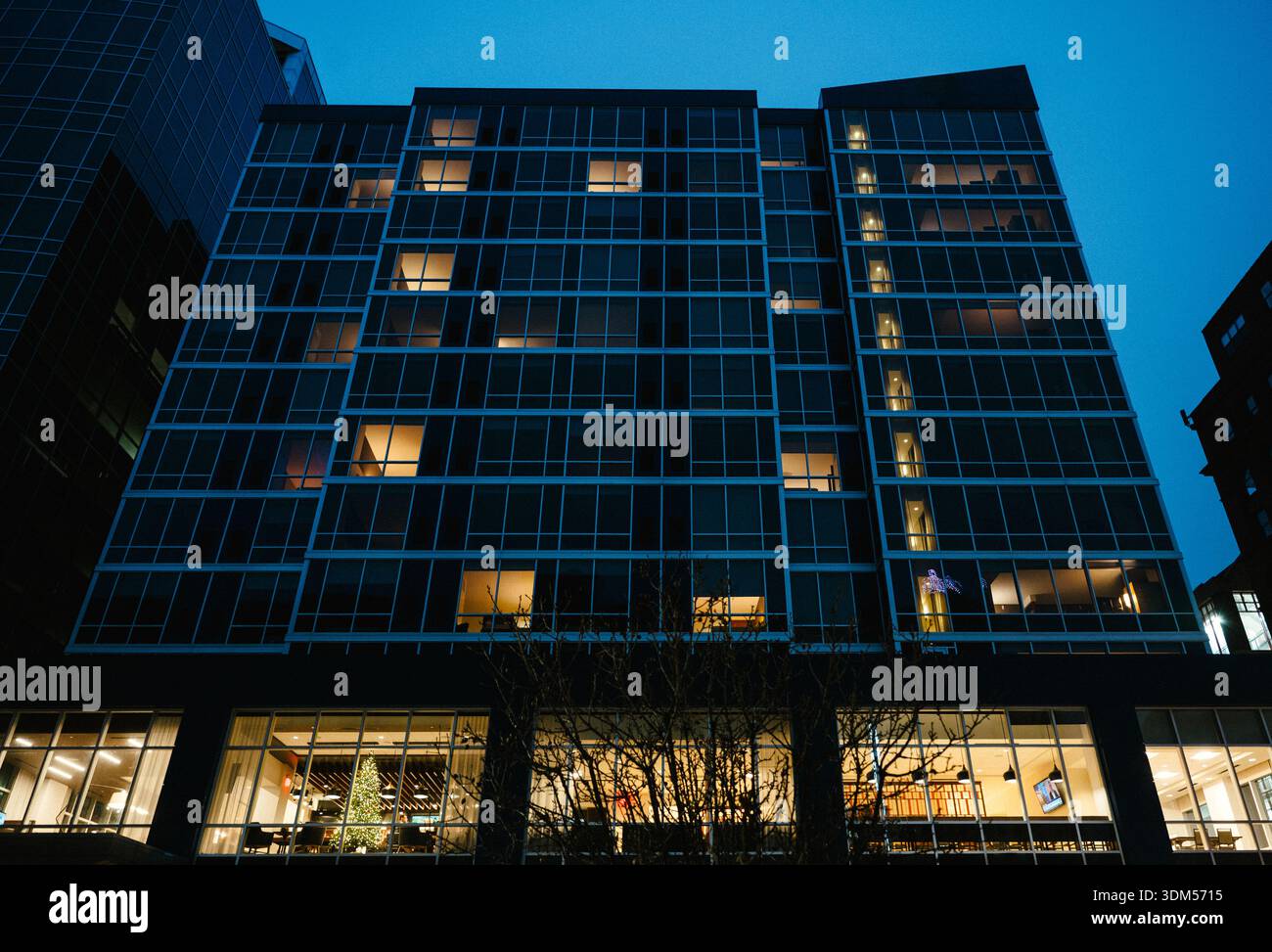La facciata di un hotel moderno il 27 dicembre 2025 nel centro di Grand Rapids, Michigan, Stati Uniti. Foto Stock