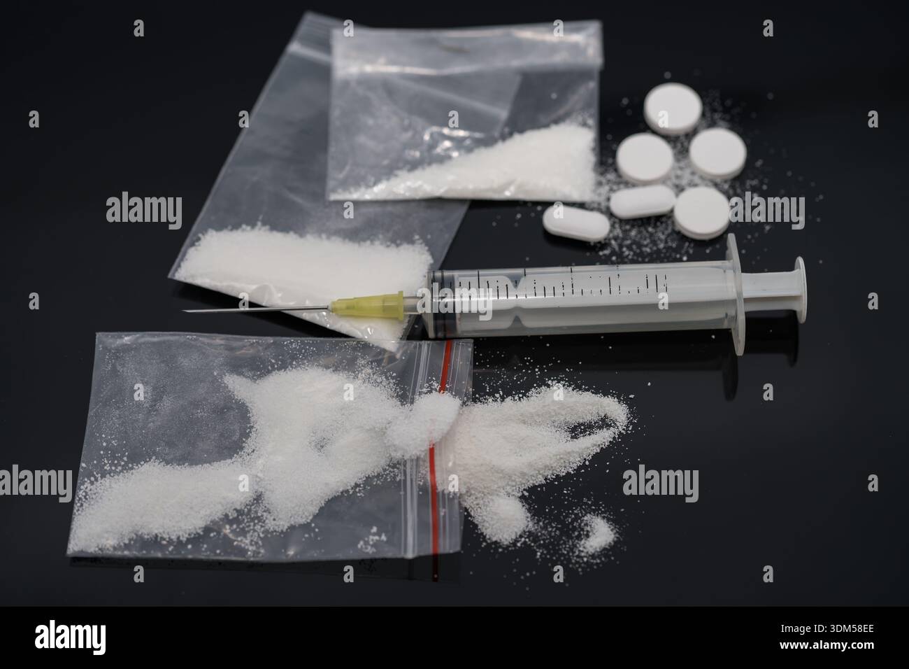 Siringa per droghe e eroina cotta sul cucchiaio, concetto di tossicodipendenza o abuso di droga, dipendenza da PCP: Il pericolo di abuso Foto Stock