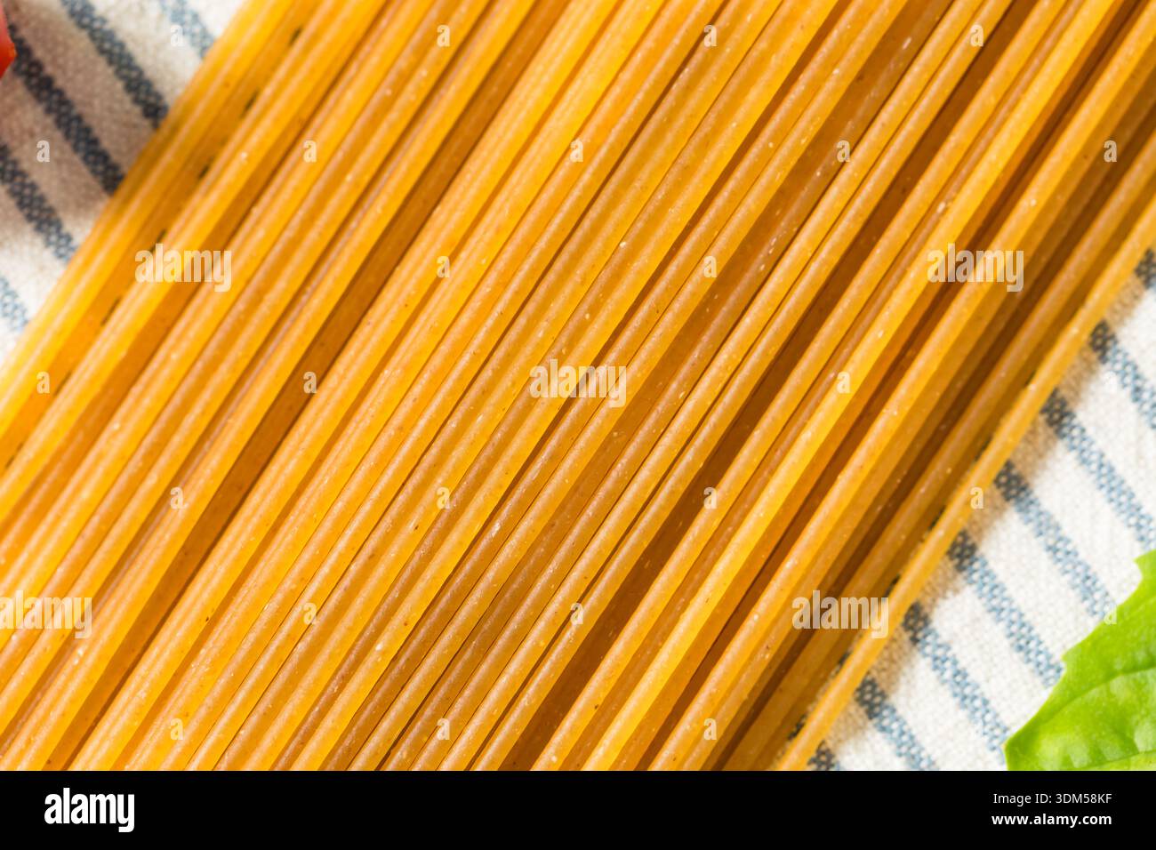 Pasta di spaghetti integrale biologica asciutta pronta per la cottura Foto Stock