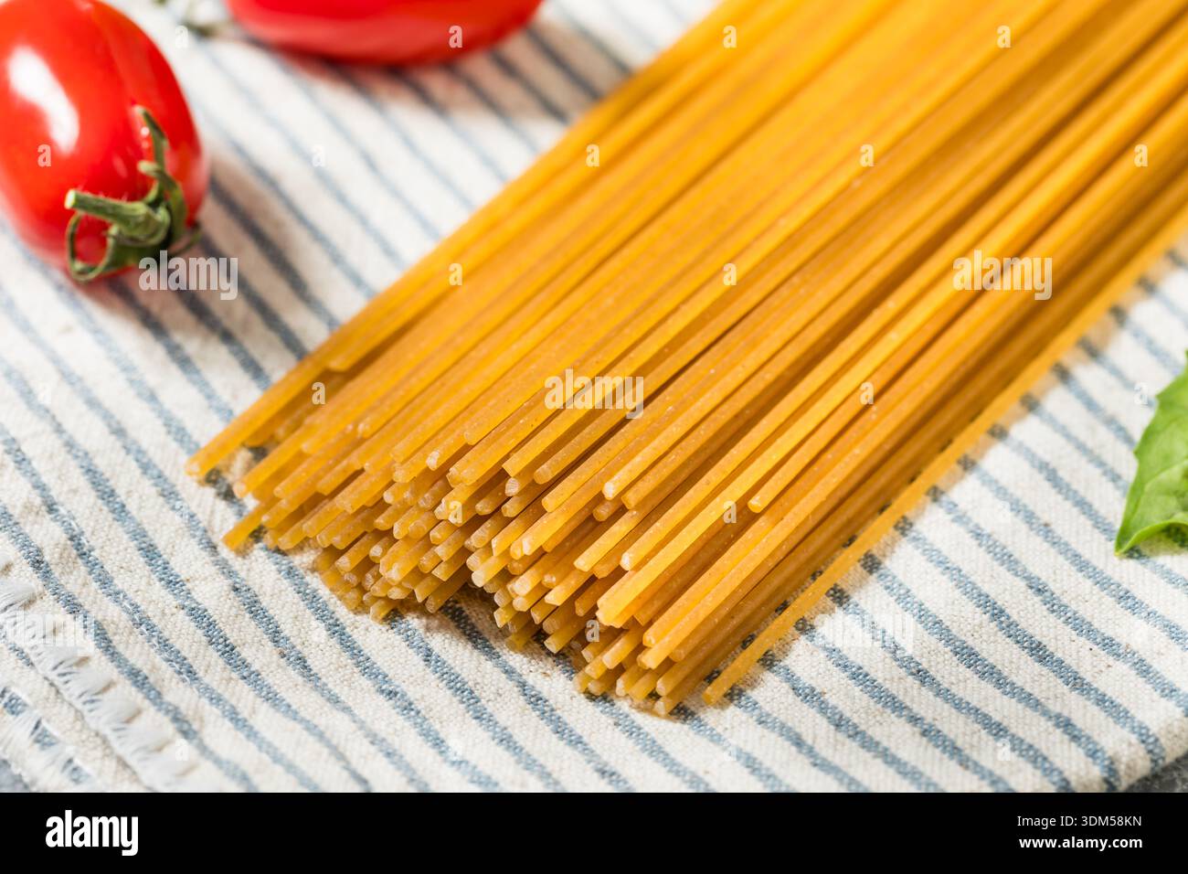 Pasta di spaghetti integrale biologica asciutta pronta per la cottura Foto Stock