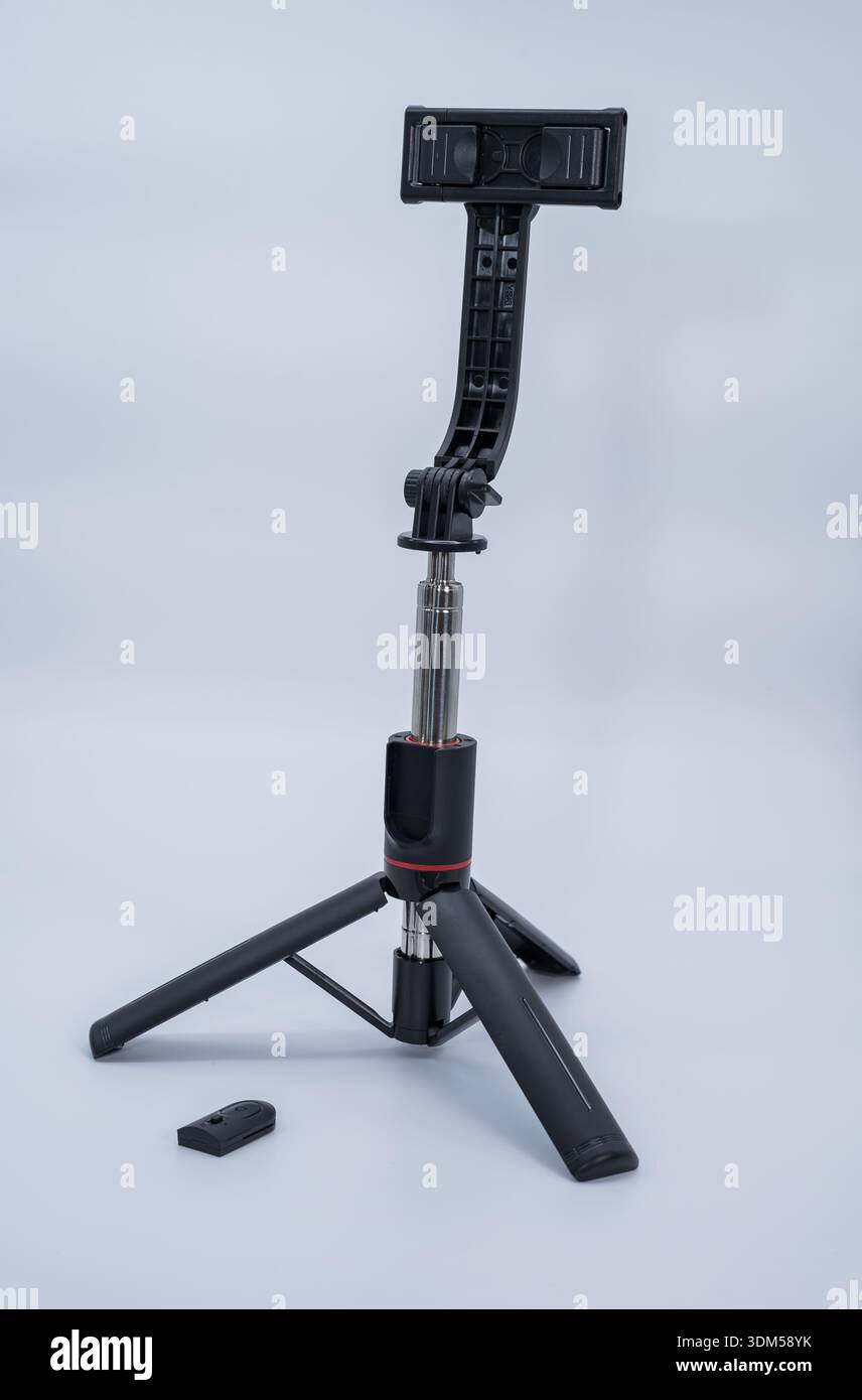 Treppiede portatile per selfie Stick con telecomando Bluetooth. Funziona sia come una levetta per selfie portatile che come un desktop stabile o un cavalletto da viaggio. Foto Stock