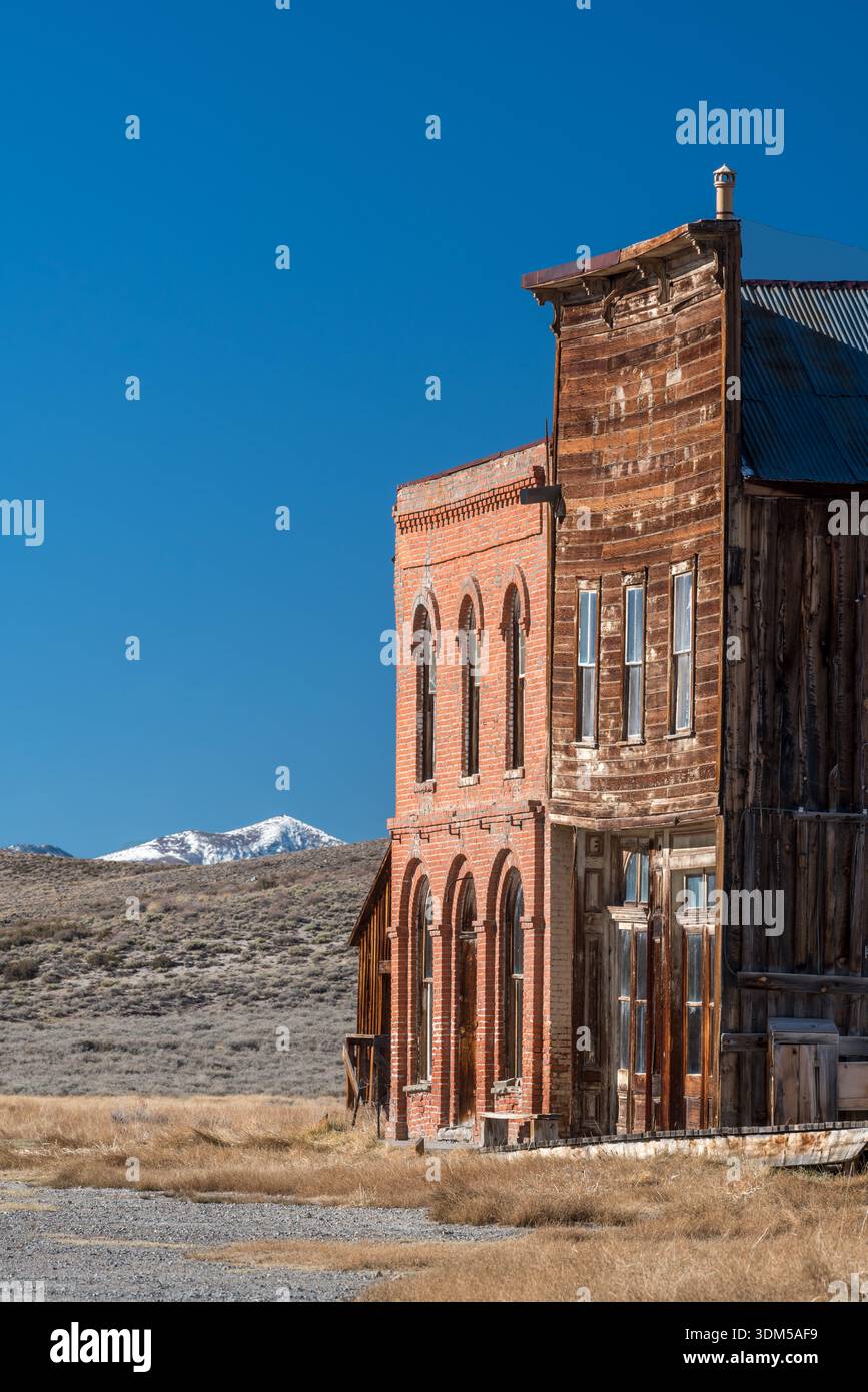 DeChambeau Hotel e la sala I.O.O.F. nella storica città mineraria di Bodie, California, USA. Foto Stock