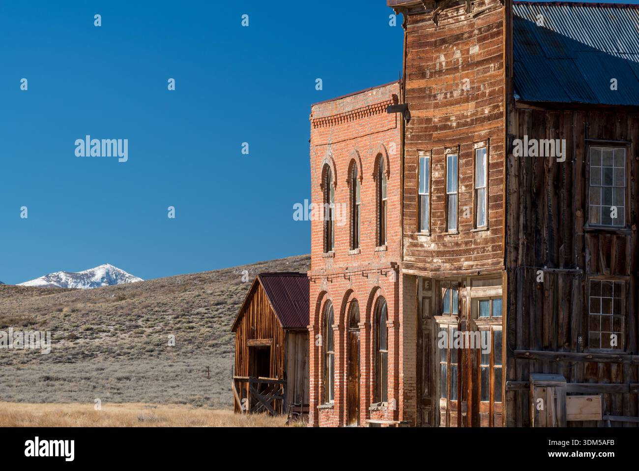 DeChambeau Hotel e la sala I.O.O.F. nella storica città mineraria di Bodie, California, USA. Foto Stock