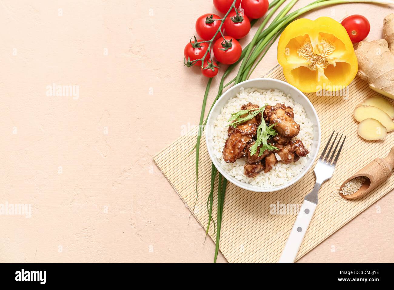 Gustoso pollo agrodolce con riso nel recipiente, verdure e forchetta su sfondo beige Foto Stock