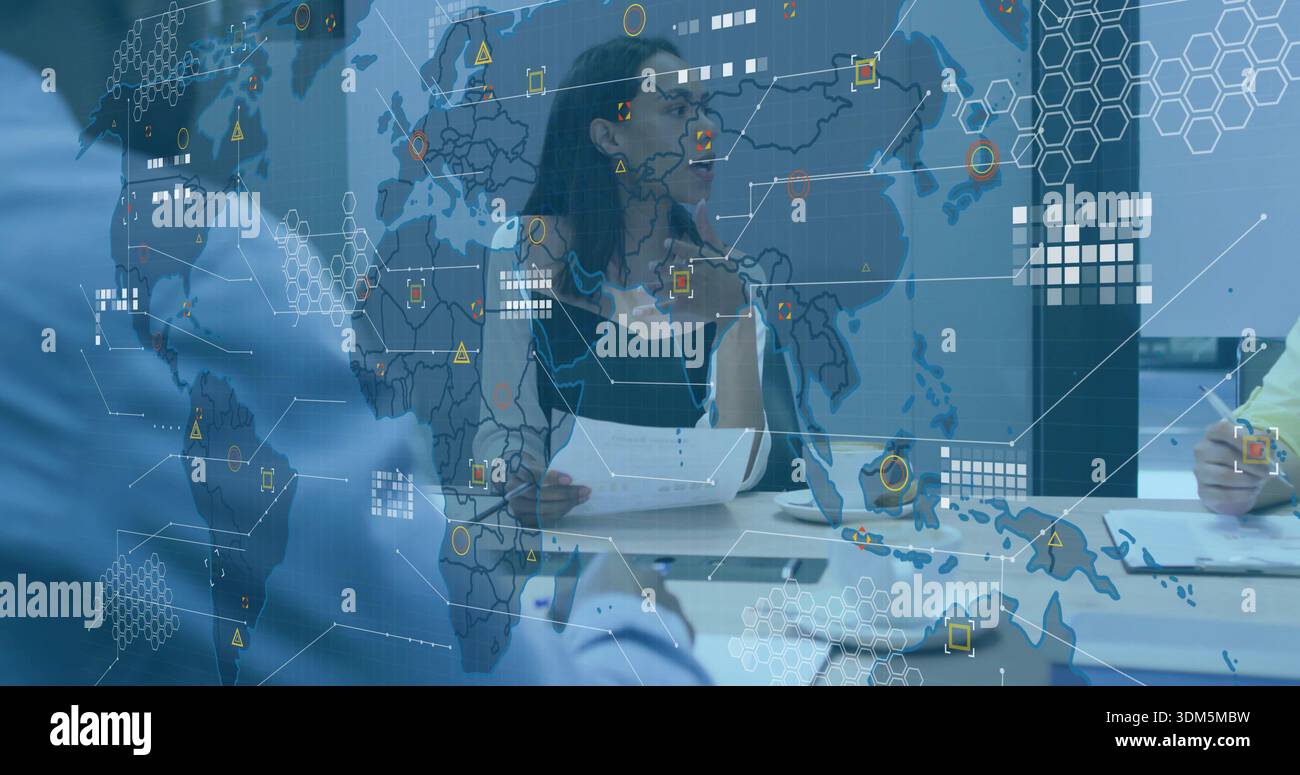 Presentazione di una donna che tiene i fogli in riunione, indossa la parte superiore senza maniche, occhiali, laptop, sovrapposizione di mappe Foto Stock