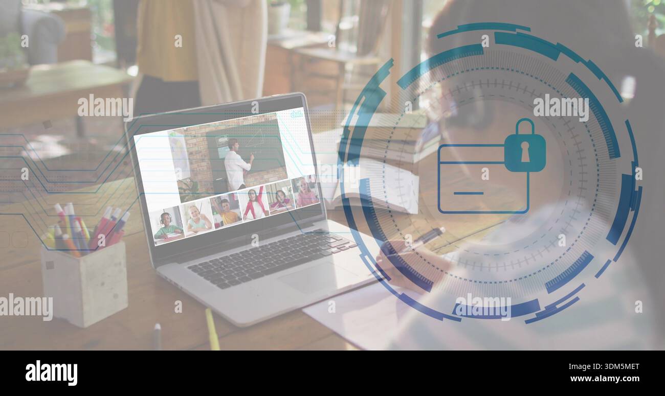 Mostra il laptop aperto che ospita una lezione online a casa, con portamatite e mascherina di sicurezza Foto Stock