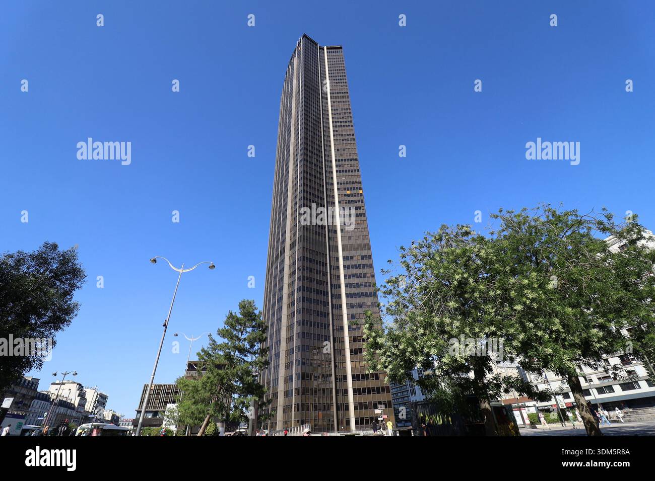 La tour Montparnasse, tour inaugurée en 1973, vue de l'extérieur, ville de Paris, Région Ile de France, Francia Foto Stock
