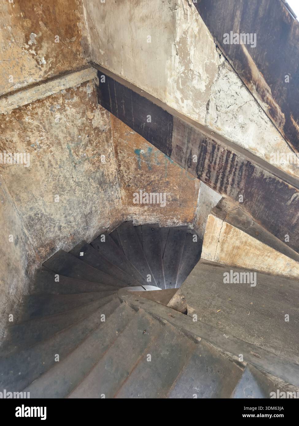 Scala a chiocciola, all'interno di le Manolis, un ex hotel in un vecchio edificio coloniale francese, a Phnom Penh, Cambogia. Foto Stock