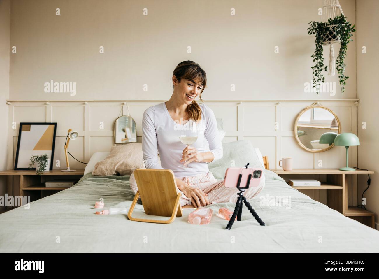 Donna che crea contenuti video di bellezza per la cura della pelle per i social media Foto Stock