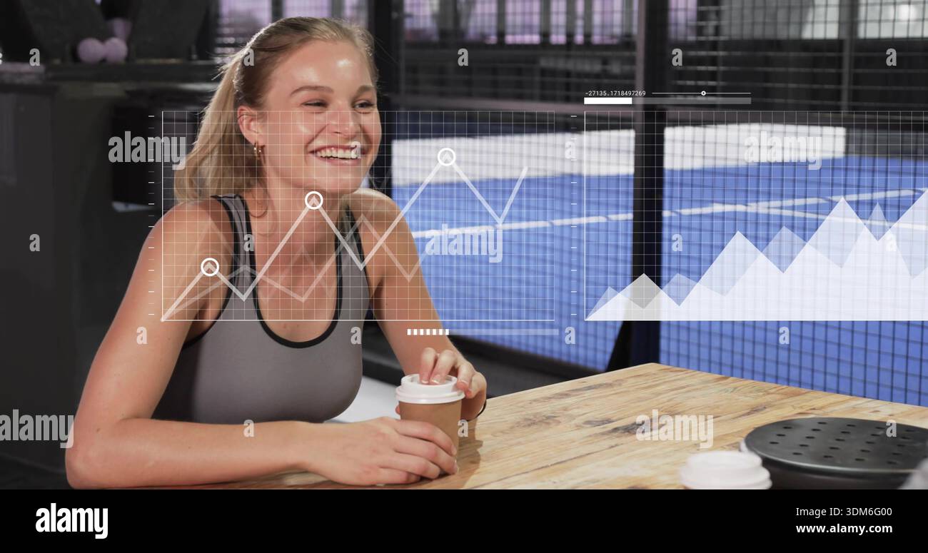 Donna bionda sorridente in tanktop grigio che regge una tazza da asporto sul campo blu, disco nero, sovrapposizione dati Foto Stock
