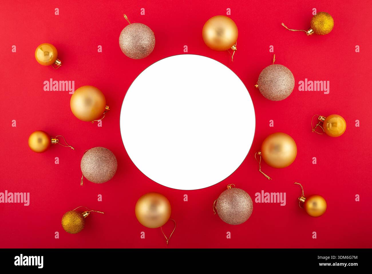 Elegante allestimento per Capodanno in tonalità sfarzose. Foto dall'alto di ornamenti di lusso, dettagli in abete in miniatura sullo sfondo rosso, che offrono circe per le feste Foto Stock