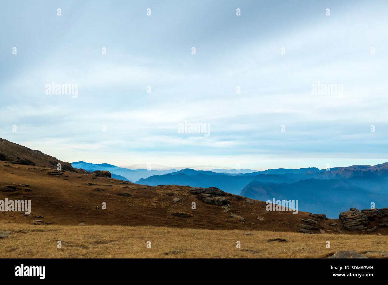 Il paesaggio sembra essere in una regione montuosa, probabilmente Uttarakhand, India Foto Stock