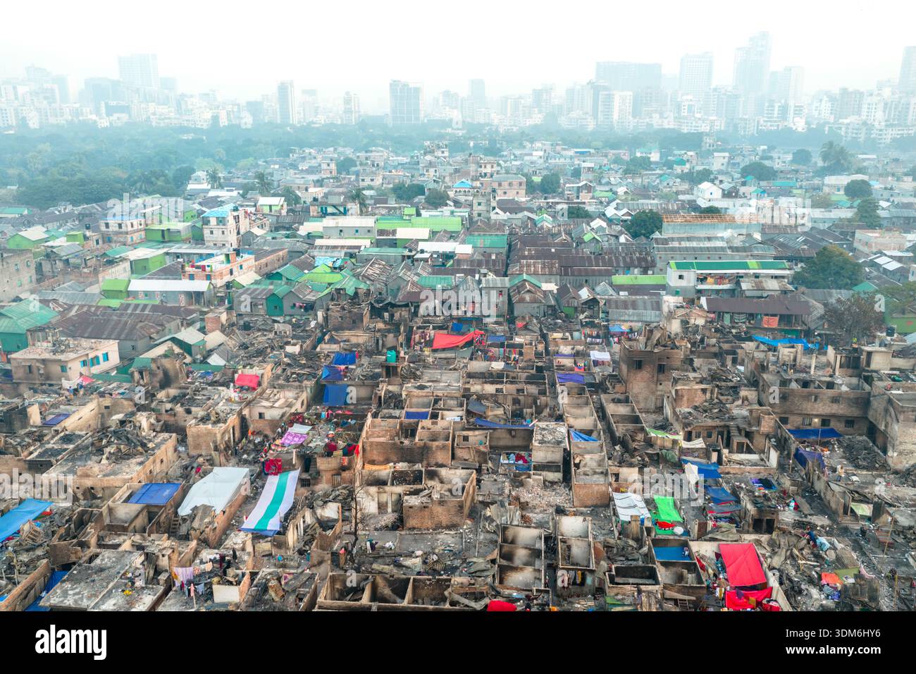 Dhaka, Bangladesh - 28 novembre 2025: Veduta aerea di un vasto paesaggio urbano dove i bassi e densi edifici incontrano i lontani grattacieli sotto un morbido Foto Stock
