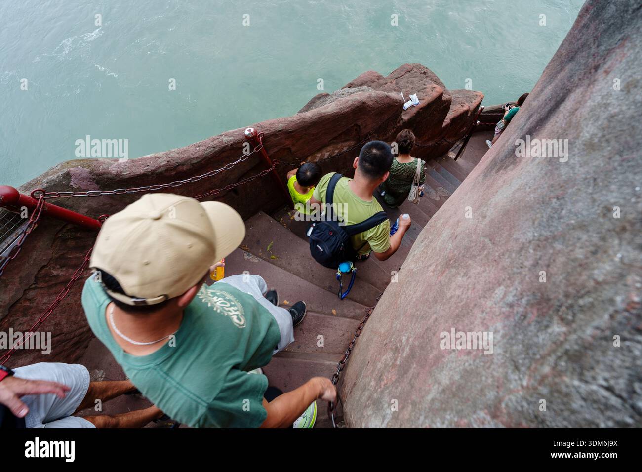 Scale che conducono al grande Buddha, al Parco del grande Buddha di Leshan, Leshan, Sichuan, Cina, Asia Foto Stock