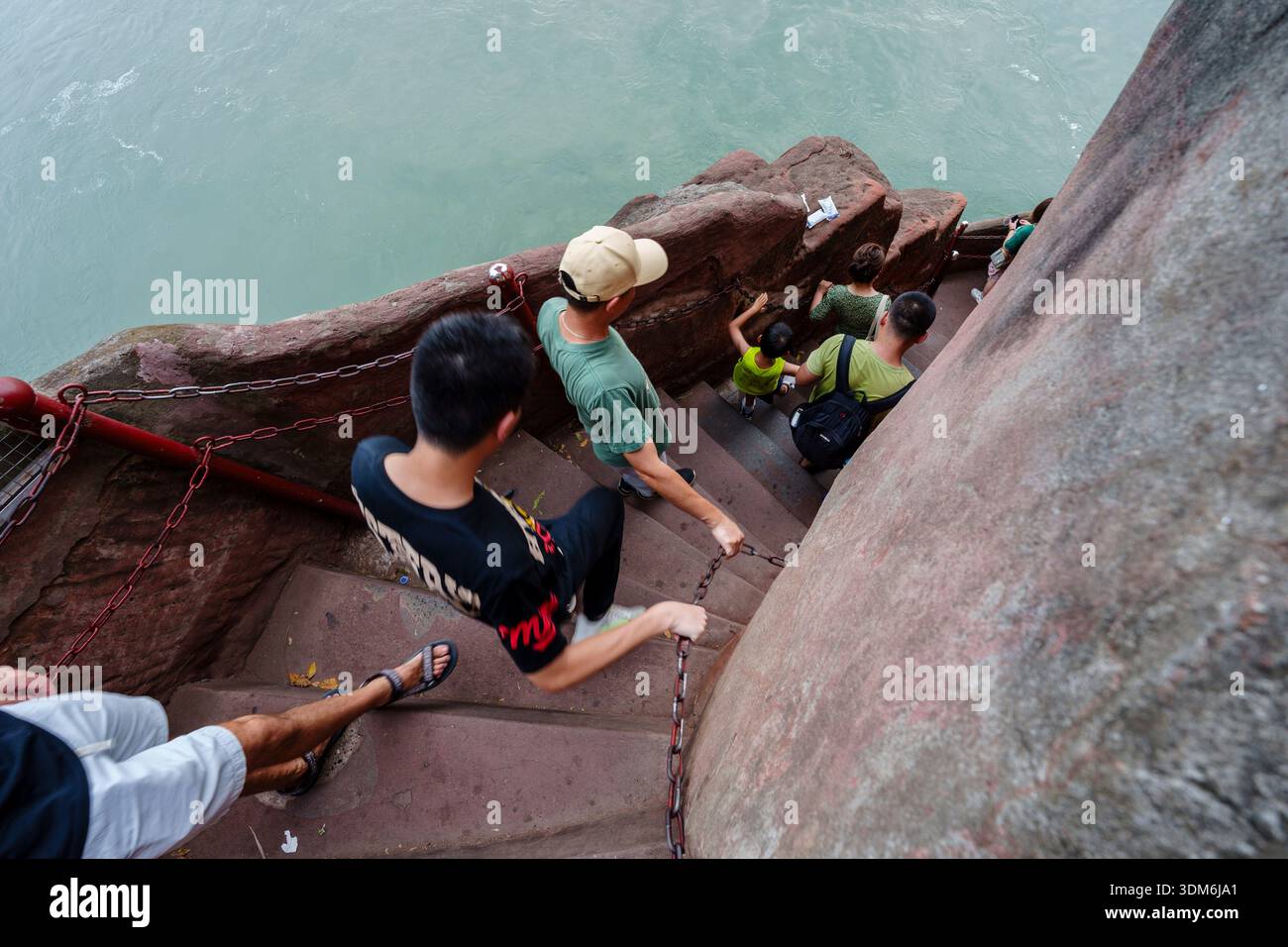 Scale che conducono al grande Buddha, al Parco del grande Buddha di Leshan, Leshan, Sichuan, Cina, Asia Foto Stock