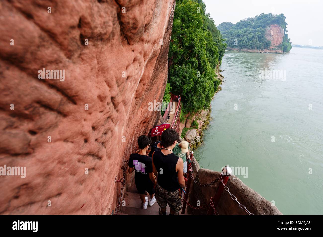 Scale che conducono al grande Buddha, al Parco del grande Buddha di Leshan, Leshan, Sichuan, Cina, Asia Foto Stock