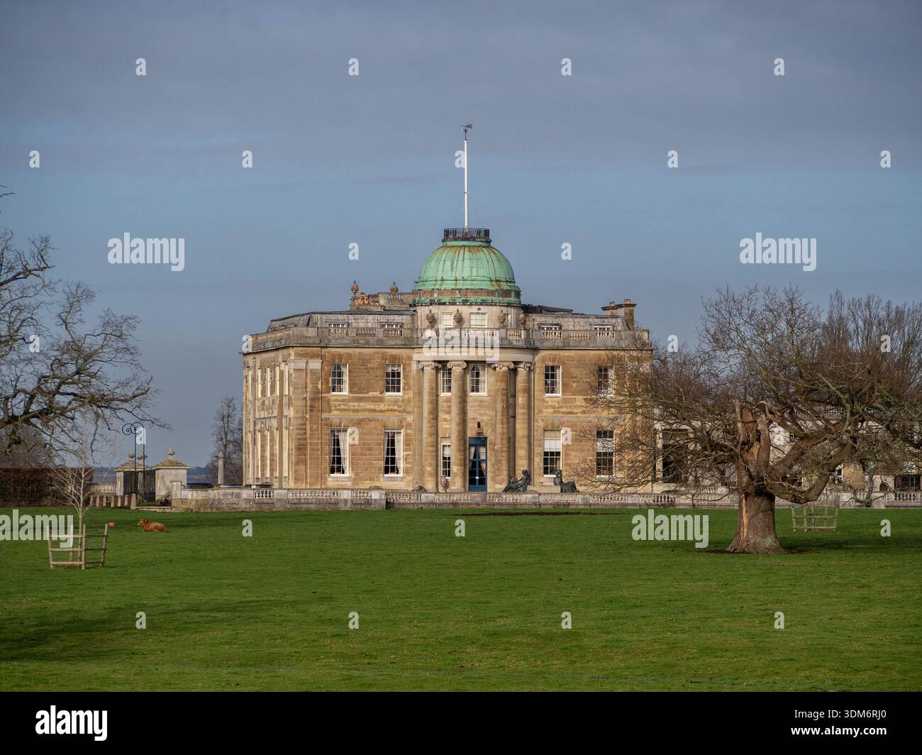 Tyringham Hall, una casa signorile situata in un parco di cervi vicino a Newport Pagnell, Buckinghamshire, Regno Unito Foto Stock