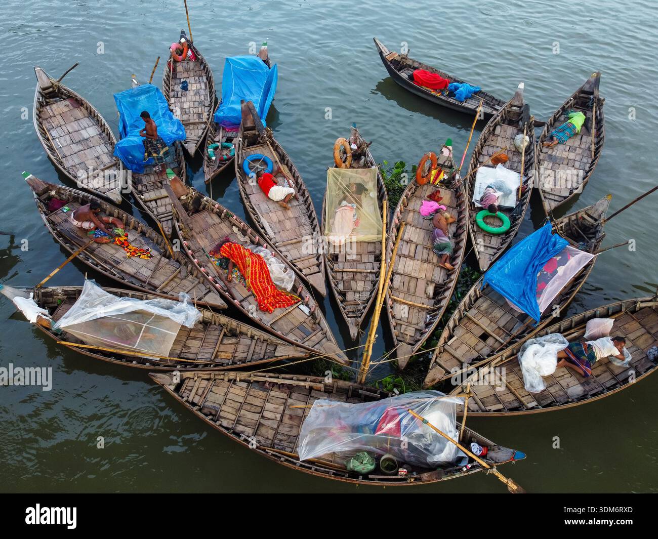 Vista aerea delle vivaci barche raggruppate a stretto contatto sull'acqua, creando un mosaico di colori e texture, Dacca, Divisione di Dacca, Bangladesh. Foto Stock