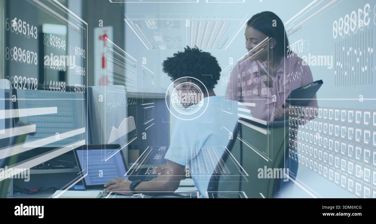 Coppia che collabora indossando una T-shirt azzurra e una blusa rosa chiaro sulla scrivania dell'ufficio, visualizzando l'HUD del laptop Foto Stock