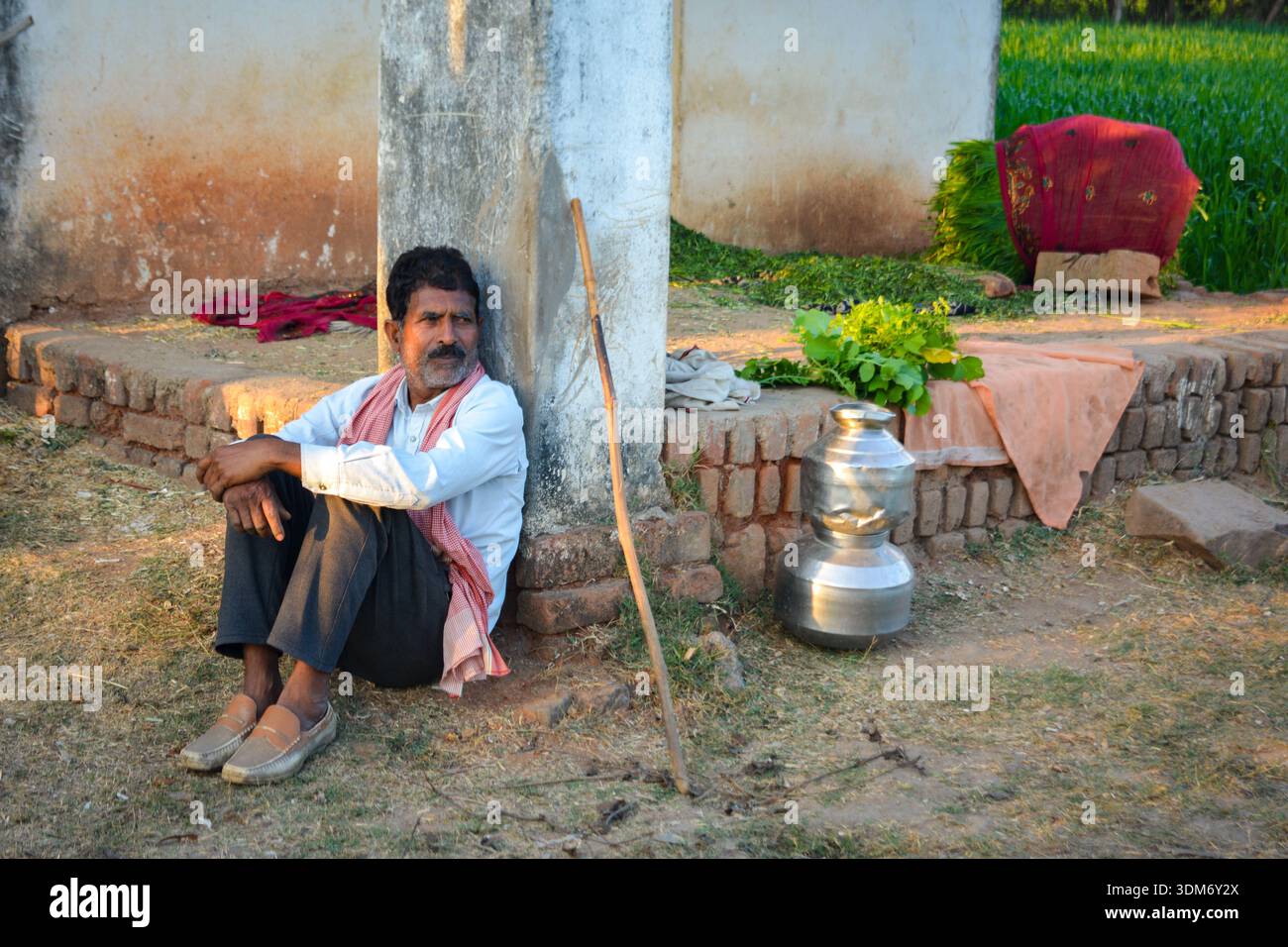 Ritratto di contadini indiani fuori dalla casa tradizionale del villaggio Foto Stock