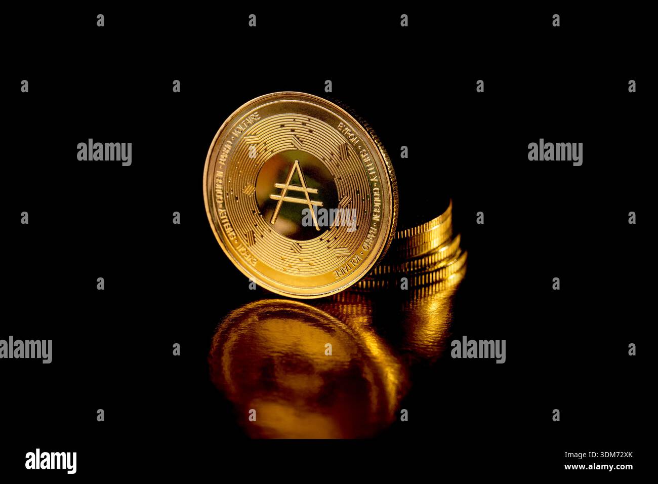 Moneta Cardano isolata su sfondo nero. Una pila di monete d'oro con la moneta del Cardano davanti. Moneta Cardano Golden ADA. Concetto di valuta cripto. Foto Stock