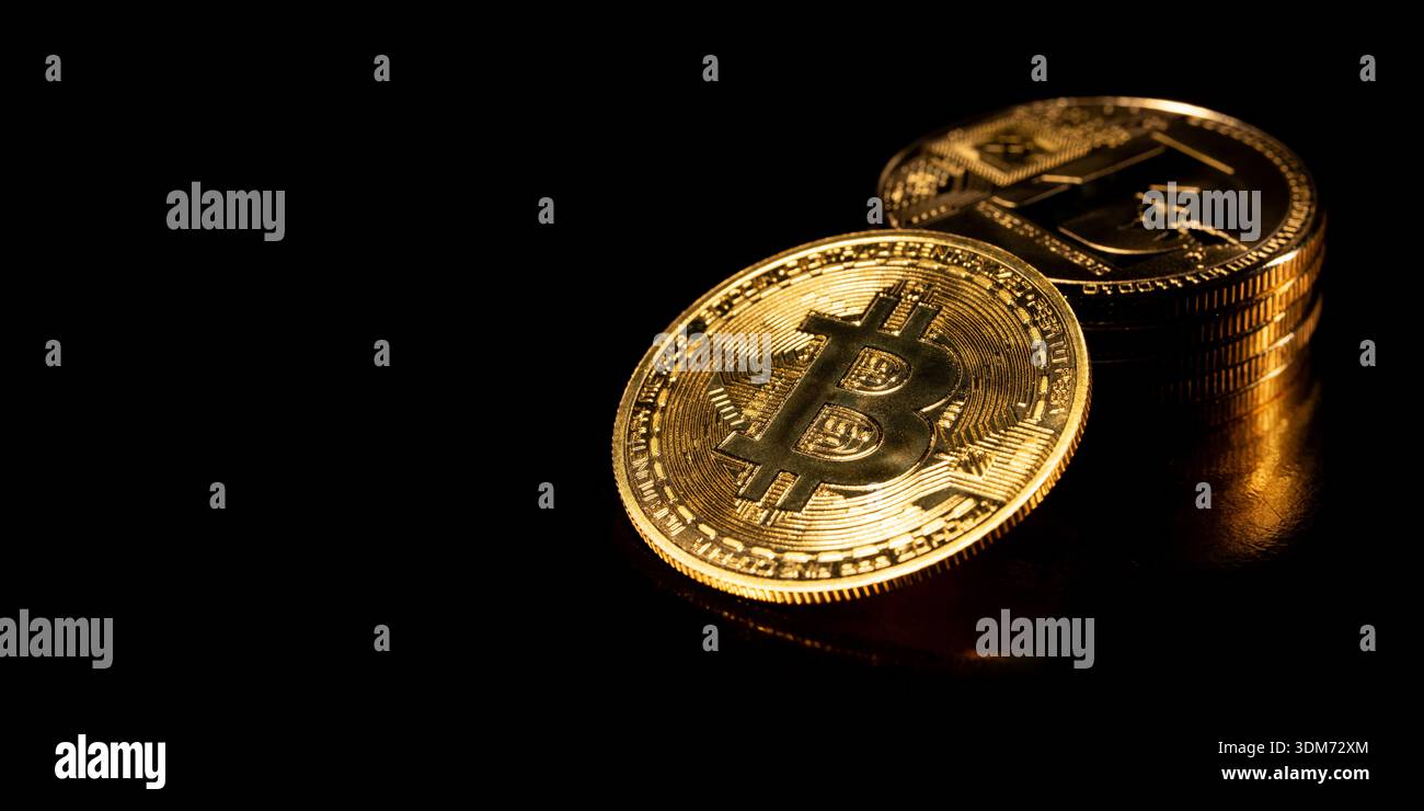 Moneta Bitcoin isolata su sfondo nero. Una pila di monete d'oro con la moneta Bitcoin davanti. Golden Bitcoin, criptovaluta. Foto Stock