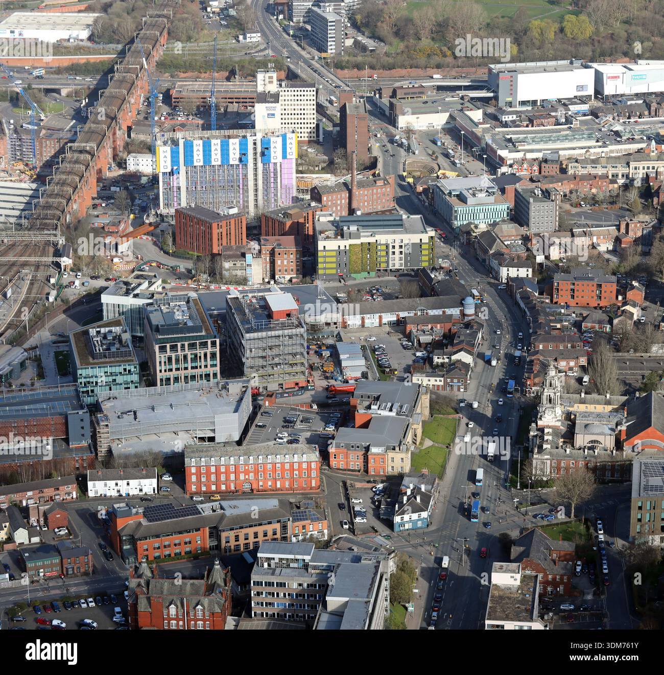 Vista aerea del centro di Stockport, in particolare dell'area lungo Wellington Road South, vista verso sud e Millennium House inclusa. Foto Stock