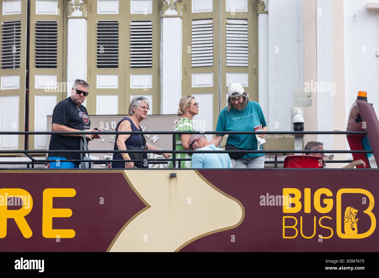 3 febbraio 2026. I turisti si stanno dirigendo verso il basso con il Big Bus scoperto. Chinatown, Singapore. Foto Stock