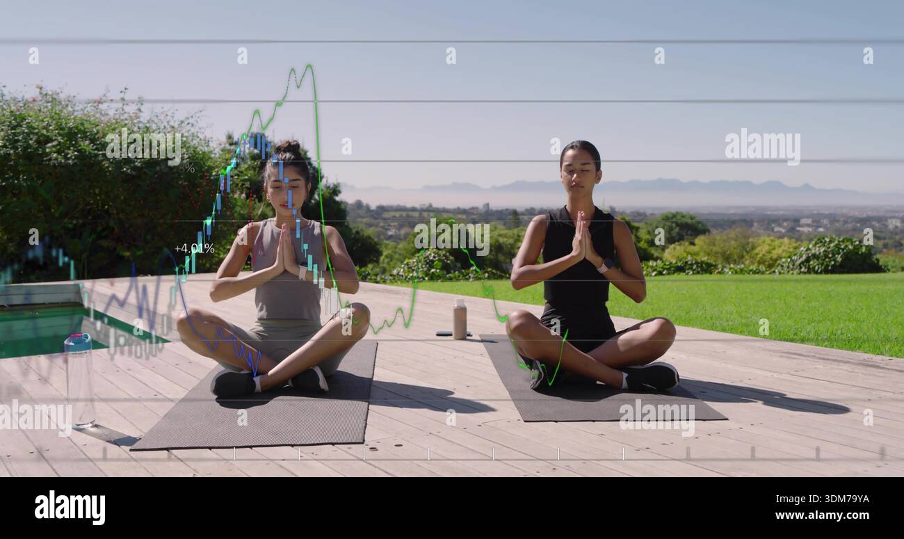 Due donne sedute a meditare sul ponte in legno a bordo piscina con top sportivi con tappetini e bottiglie Foto Stock