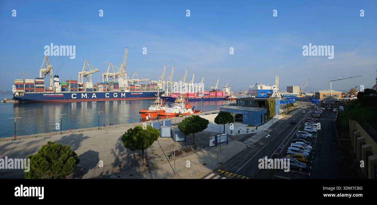 Porto marittimo strategico dell'Adriatico, hub logistico chiave per l'Europa centrale, collegamenti di trasporto multimodali, gestione efficiente delle merci, gateway per il commercio Foto Stock