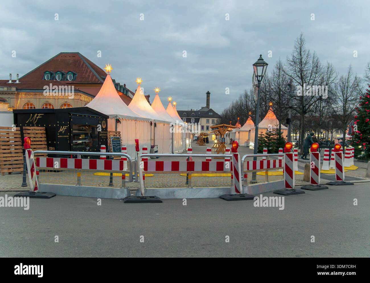 Le barriere dei veicoli sono state utilizzate per proteggere il centro della città durante il mercato di Capodanno, come parte delle misure di sicurezza in vigore. Schwetzingen, Germania Foto Stock