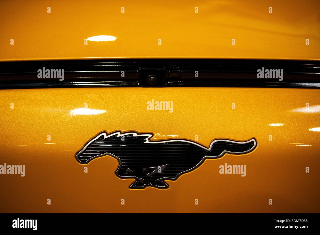 Bucarest, Romania - 6 ottobre 2024 - primo piano editoriale illustrativo del logo della casa automobilistica Ford Mustang su un'auto, durante una mostra automobilistica a B. Foto Stock