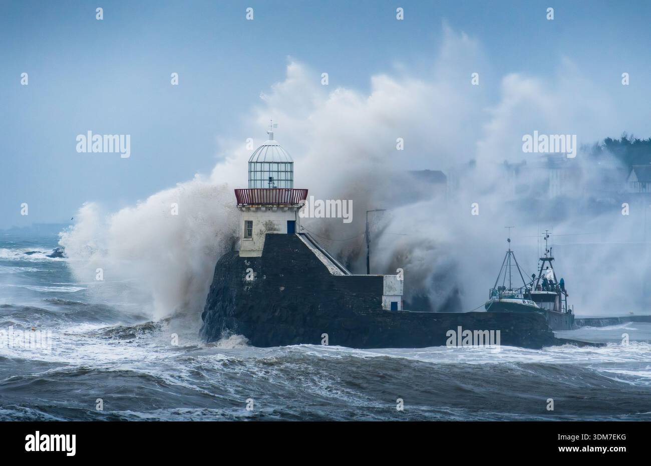 Grandi onde colpiscono il faro di Balbriggan durante una marea primaverile verso est Foto Stock