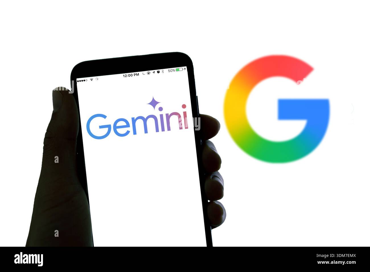 Barcellona, Spagna - 4 febbraio 2026: In questa foto viene visualizzato il logo del chatbot ai Gemini di Google sul display di uno smartphone. Foto Stock