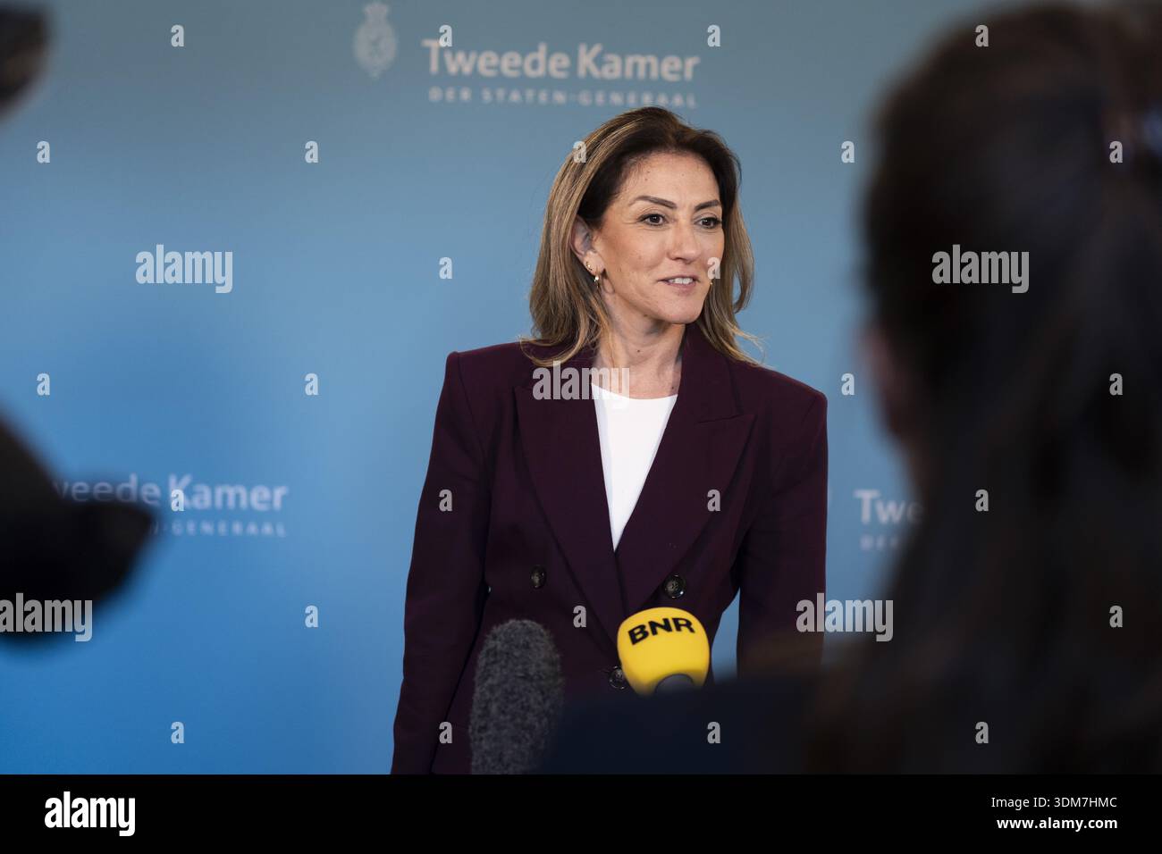 L'AIA - Dilan Yesilgoz (VVD) arriva nell'area di formazione della coalizione per un incontro con il formateur Rob Jetten (D66). JEROEN JUMELET / ANP netherlands OUT - belgio OUT Foto Stock