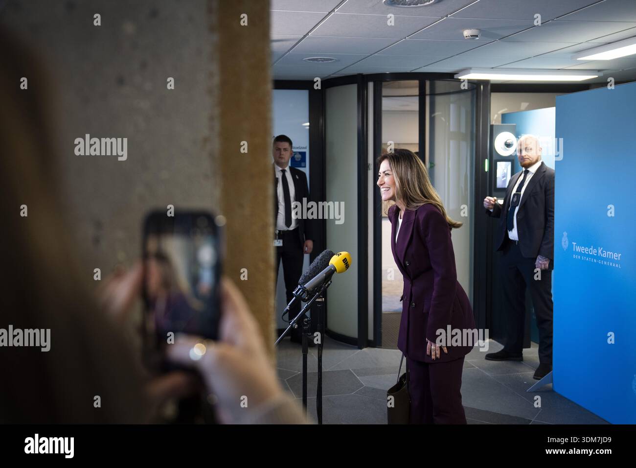L'AIA - Dilan Yesilgoz (VVD) arriva nell'area di formazione della coalizione per un incontro con il formateur Rob Jetten (D66). JEROEN JUMELET / ANP netherlands OUT - belgio OUT Foto Stock