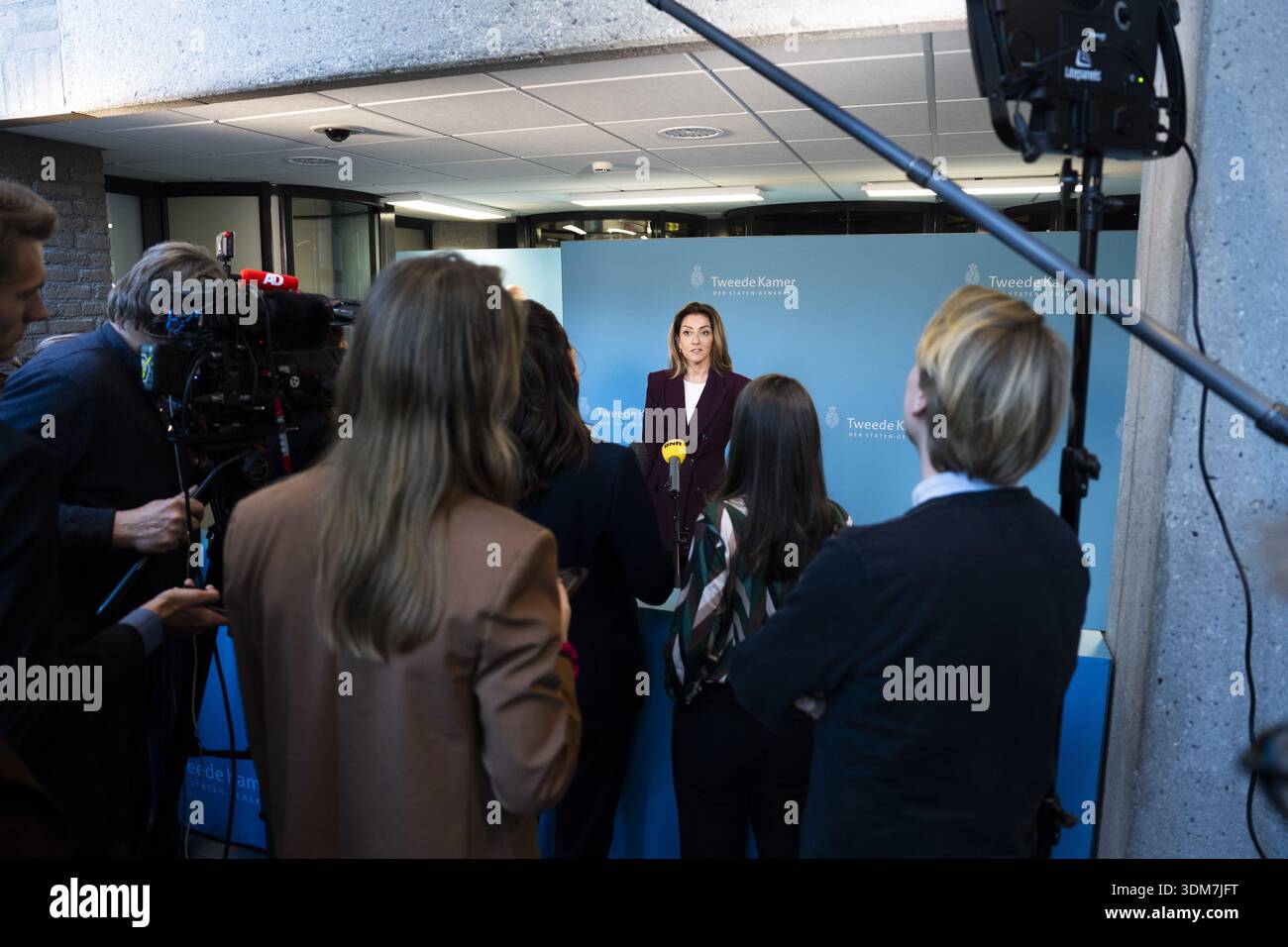 L'AIA - Dilan Yesilgoz (VVD) arriva nell'area di formazione della coalizione per un incontro con il formateur Rob Jetten (D66). JEROEN JUMELET / ANP netherlands OUT - belgio OUT Foto Stock