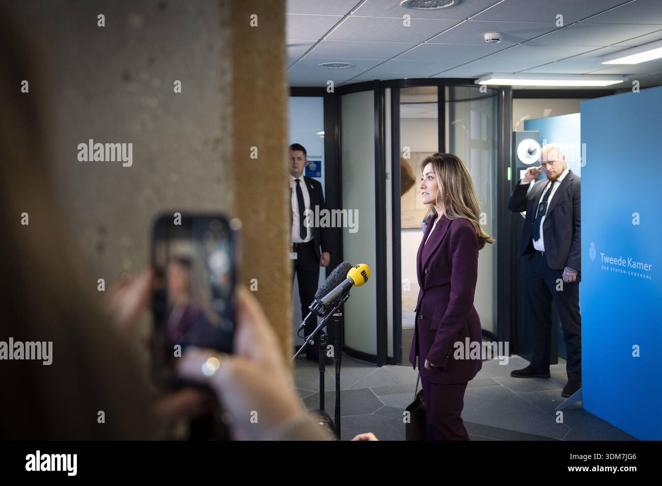 L'AIA - Dilan Yesilgoz (VVD) arriva nell'area di formazione della coalizione per un incontro con il formateur Rob Jetten (D66). JEROEN JUMELET / ANP netherlands OUT - belgio OUT Foto Stock