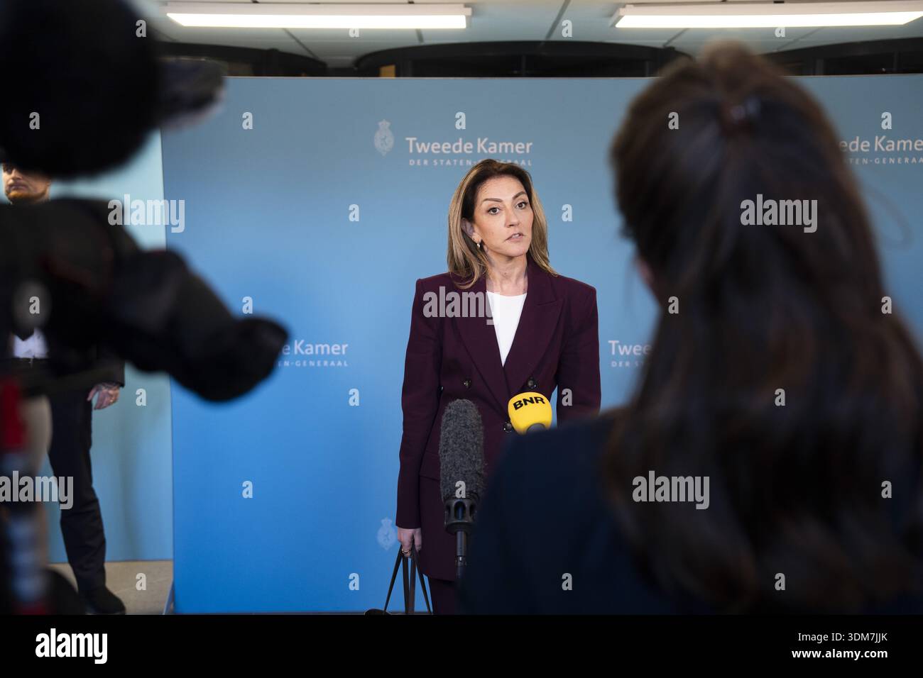 L'AIA - Dilan Yesilgoz (VVD) arriva nell'area di formazione della coalizione per un incontro con il formateur Rob Jetten (D66). JEROEN JUMELET / ANP netherlands OUT - belgio OUT Foto Stock