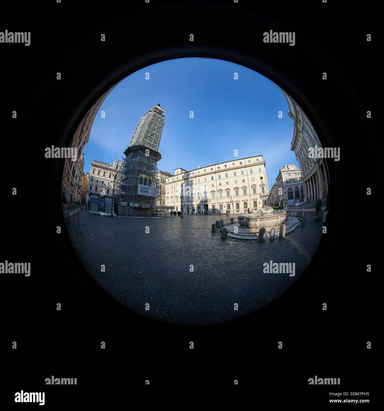 Vista a occhi di pesce di Piazza Colonna con Palazzo Chigi e la colonna di Marco Aurelio in ristrutturazione a Roma, Italia - gennaio 2026 Foto Stock