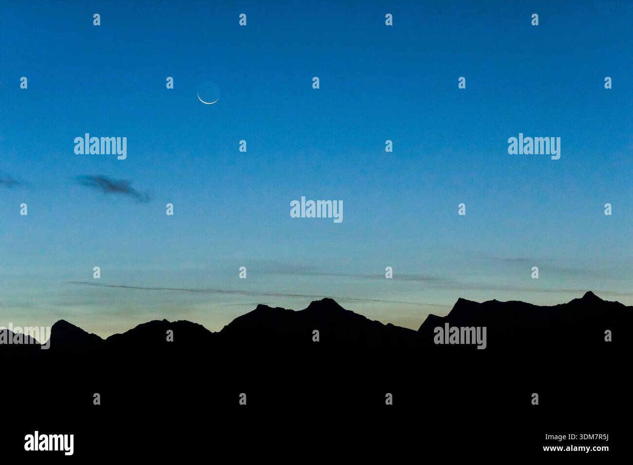Luna di mezzaluna su un profilo di montagna, Vallese, Alpi svizzere Foto Stock