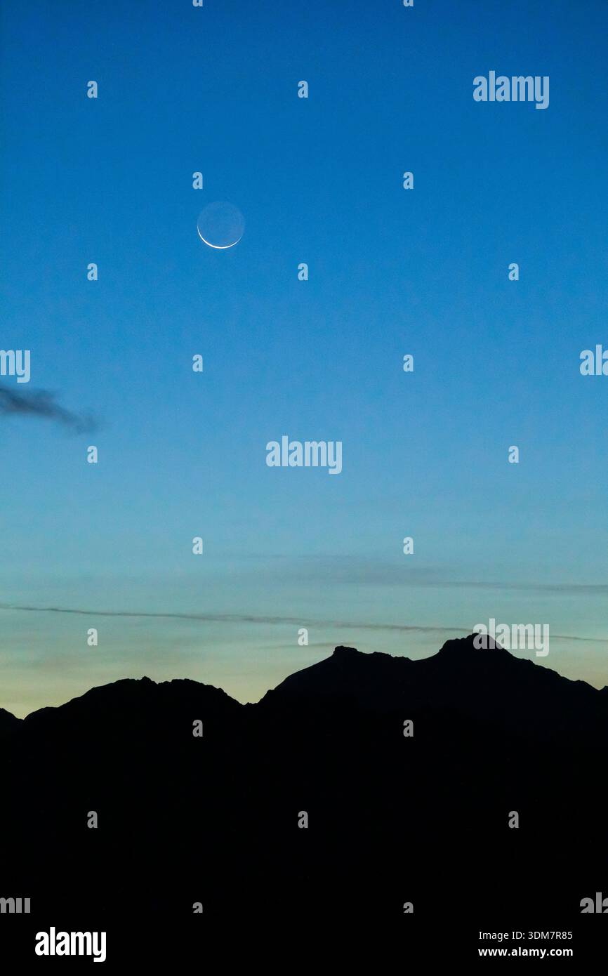 Luna di mezzaluna su un profilo di montagna, Vallese, Alpi svizzere Foto Stock
