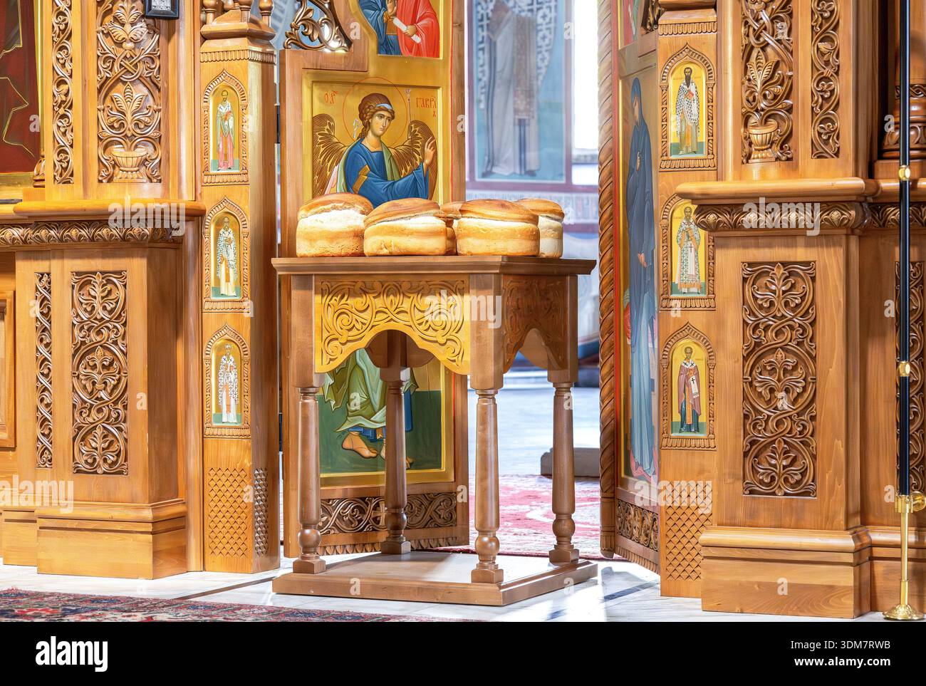 Paschal Artos (pane pasquale) di fronte alle porte reali aperte. Un'artos è una pagnotta di pane lievitato che viene benedetta durante i servizi nell'Orto Orientale Foto Stock