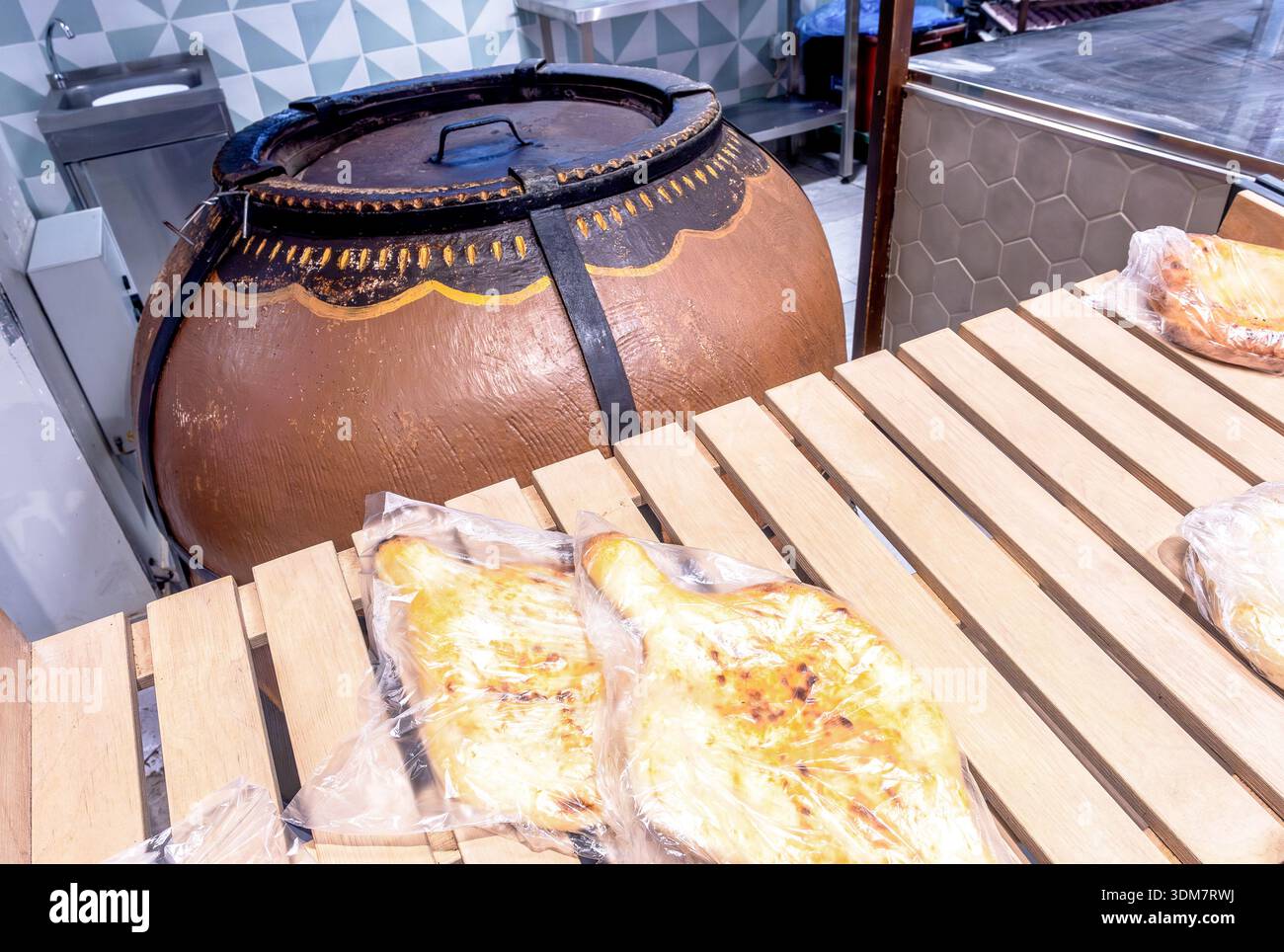 Grande forno tandoor per preparare pane piatto in un negozio di catena Foto Stock