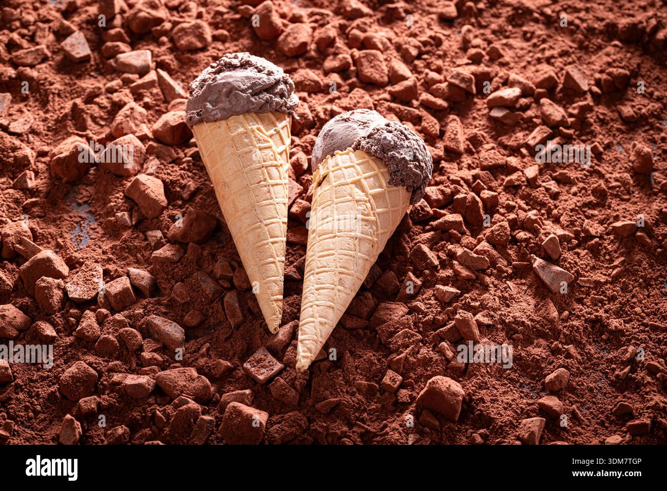 Gelato al cioccolato marrone a base di noci e glassa di cioccolato. Cono gelato al cioccolato. Foto Stock